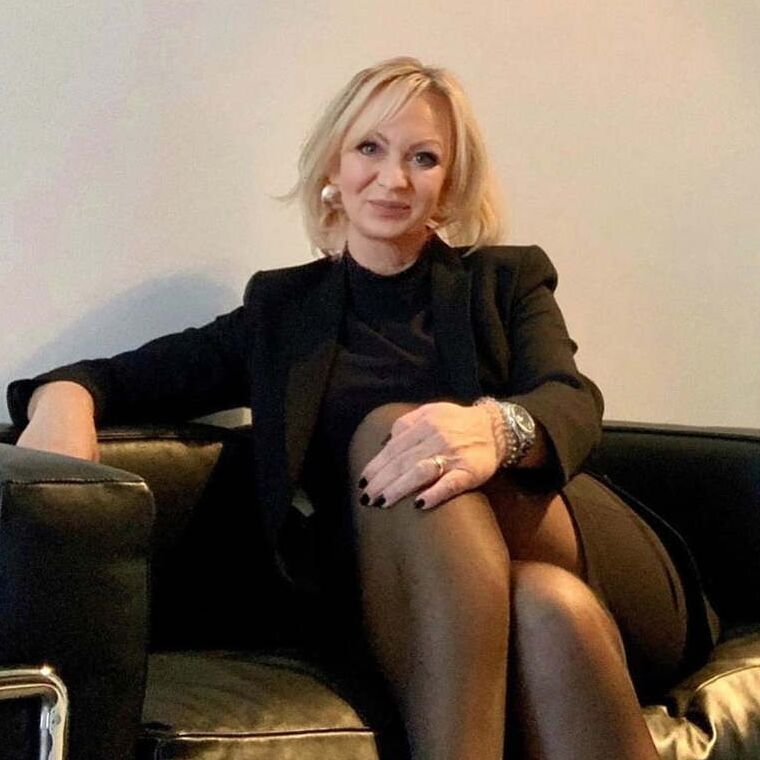 Samotna kobieta pozna kogoś ciekawego.