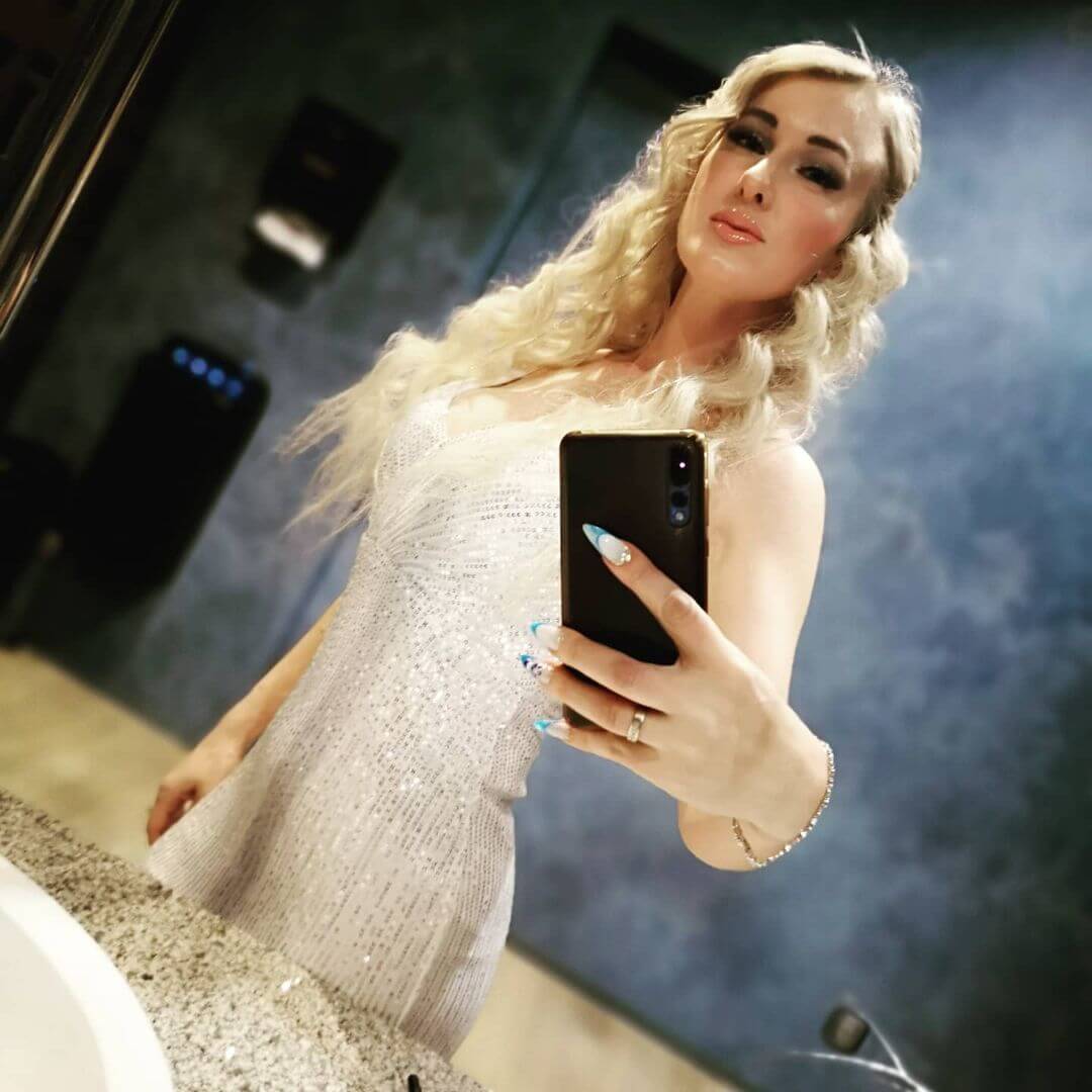 Businesswoman i zaniedbana chce znaleźć dojrzałego do wspólnych zabaw