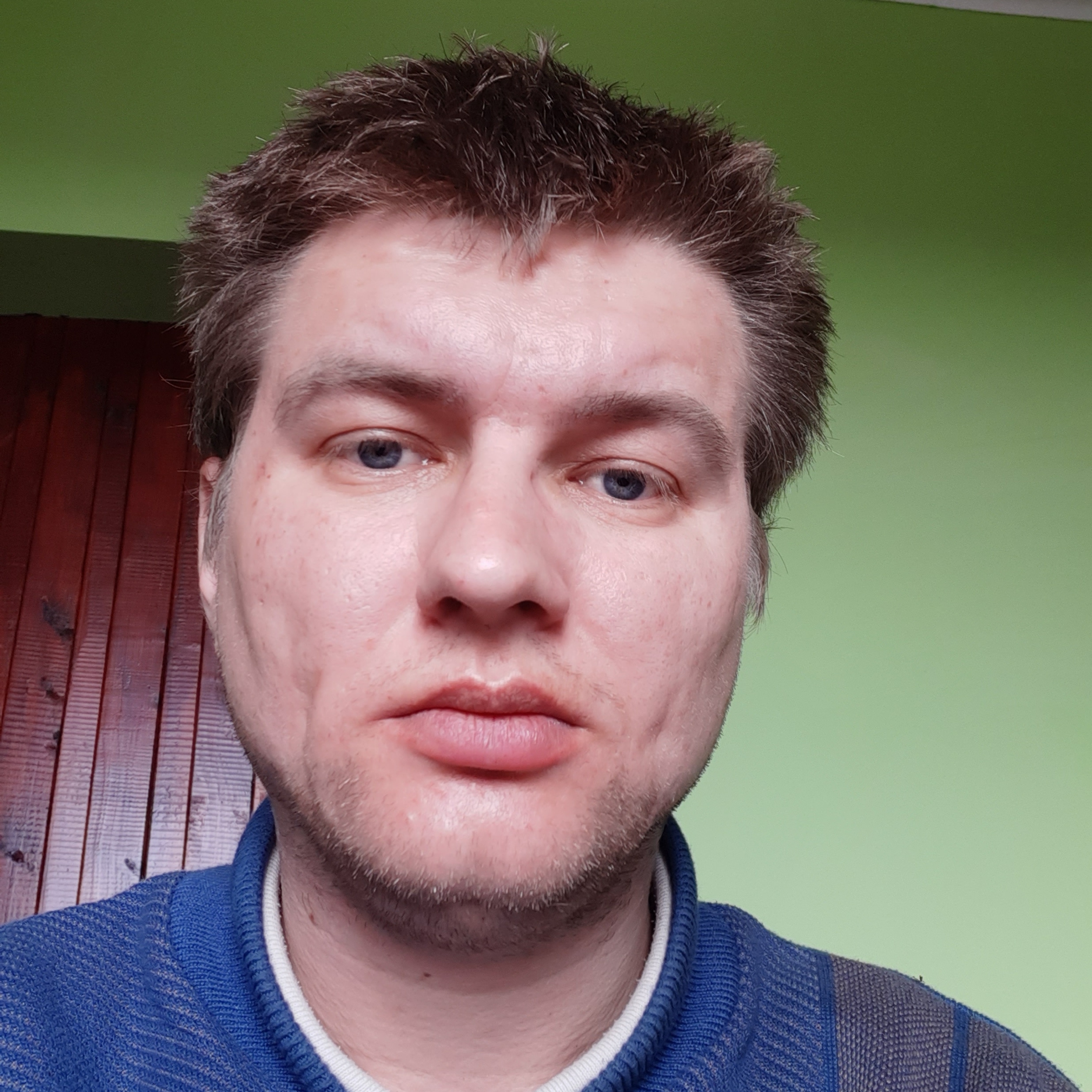 Młody chłopak chetnie się spotka z fajna panią 